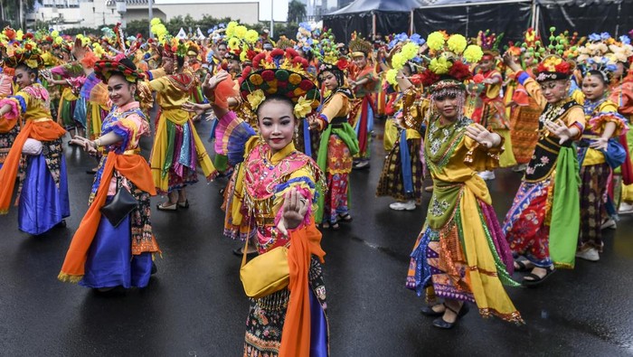 Sejumlah penari menarikan tarian betawi saat pertunjukan kolosal budaya pada Hari Bebas Kendaraan Bermotor (HBKB) di kawasan Bundaran HI, Jakarta, Minggu (6/7/2025). Pertunjukan kolosal budaya yang mengusung tema Jakarta Dalam Warna Itu menampilkan ribuan penari tradisional dan pesilat yang digelar untuk mempromosikan dan melestarikan warisan budaya Betawi. ANTARA FOTO/Hafidz Mubarak A/rwa.