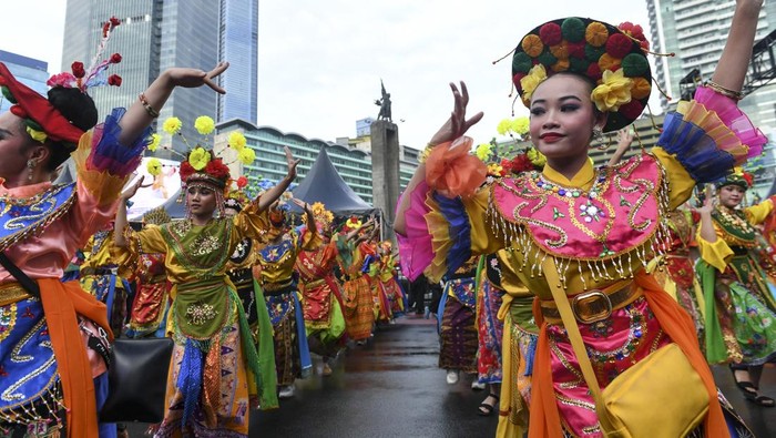 Sejumlah penari menarikan tarian betawi saat pertunjukan kolosal budaya pada Hari Bebas Kendaraan Bermotor (HBKB) di kawasan Bundaran HI, Jakarta, Minggu (6/7/2025). Pertunjukan kolosal budaya yang mengusung tema Jakarta Dalam Warna Itu menampilkan ribuan penari tradisional dan pesilat yang digelar untuk mempromosikan dan melestarikan warisan budaya Betawi. ANTARA FOTO/Hafidz Mubarak A/rwa.