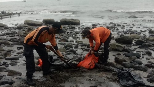 Petugas SAR gabungan saat melakukan evakuasi liferaft yang diduga dari KMP Tunu Pratama Jaya di Pantai Pebuahan, Desa Banyubiru, Kecamatan Negara, Jembrana, Minggu (6/7/2025). (Istimewa)