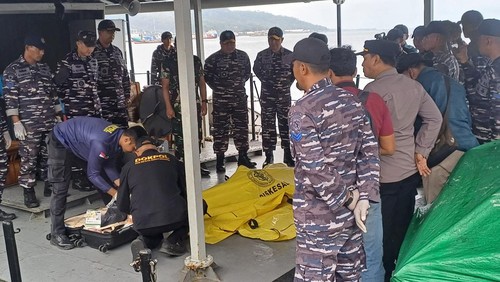Petugas SAR gabungan saat mengevakuasi satu jenazah yang diduga korban kapal tenggelam di perairan Selat Bali, Minggu (6/7/2025). (Foto: Dok. TNI AL)