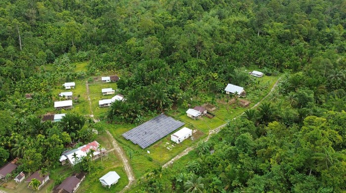 Petugas membersihkan panel pembangkit listrik tenaga surya (PLTS) di Desa Matotonan, Siberut Selatan, Kabupaten Kepulauan Mentawai, Sumatera Barat, Minggu (6/7/2025). PLTS bantuan dari Kementerian ESDM yang terpusat di daerah 3T itu dapat menerangi 327 KK dengan kapasitas 75 Kwp. ANTARA FOTO/Iggoy el Fitra/agr