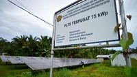 Upaya menghadirkan energi terbarukan terus digencarkan pemerintah, salah satunya lewat PLTS terpusat di kawasan terpencil Mentawai. ANTARA FOTO/Iggoy el Fitra