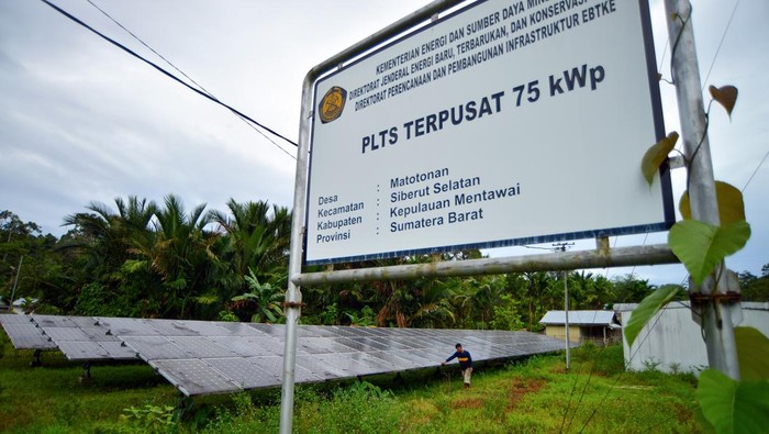 Petugas membersihkan panel pembangkit listrik tenaga surya (PLTS) di Desa Matotonan, Siberut Selatan, Kabupaten Kepulauan Mentawai, Sumatera Barat, Minggu (6/7/2025). PLTS bantuan dari Kementerian ESDM yang terpusat di daerah 3T itu dapat menerangi 327 KK dengan kapasitas 75 Kwp. ANTARA FOTO/Iggoy el Fitra/agr
