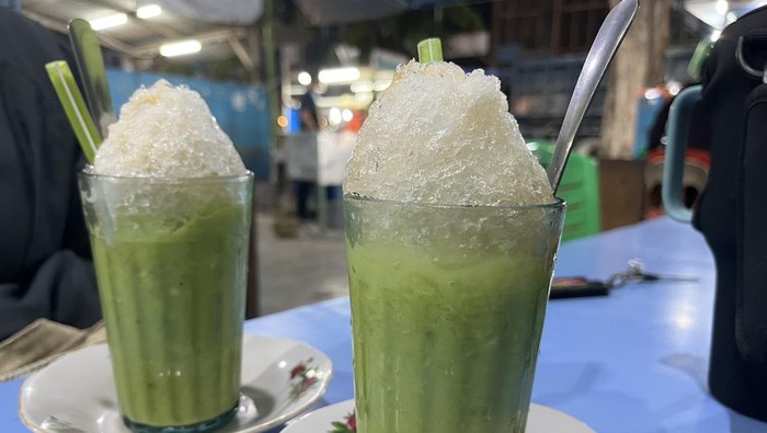 Nikmatinya Pokat Kocok Bu Iyah di Medan, Punya Sensasi Manis yang Buat Ketagihan