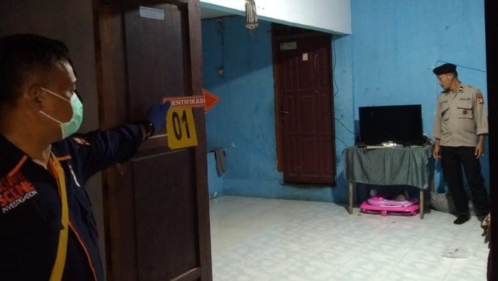 Polisi melakukan olah TKP penemuan 40 amunisi dalam rumah di Makassar.