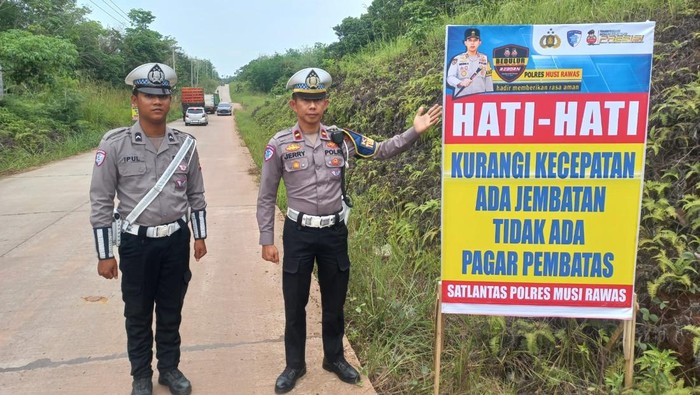 Polisi memasang rambu dan papan peringatan di lokasi rawan kecelakaan di Musi Rawas.