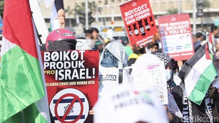 Potret Aksi Perempuan Boikot Produk Terafiliasi Israel di Patung Kuda Aksi damai One Million Women For Gaza digelar di Patung Kuda, Jakarta. Perempuan Indonesia serukan solidaritas dan boikot produk pro-Israel.