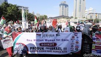 Sejumlah perempuan menggelar aksi damai bertajuk One Million Women For Gaza di kawasan Patung Kuda, Jakarta, Minggu (6/7/2025).