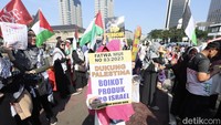 Peserta aksi menyerukan boikot produk yang terafiliasi dengan Israel di tengah arus konsumsi global.