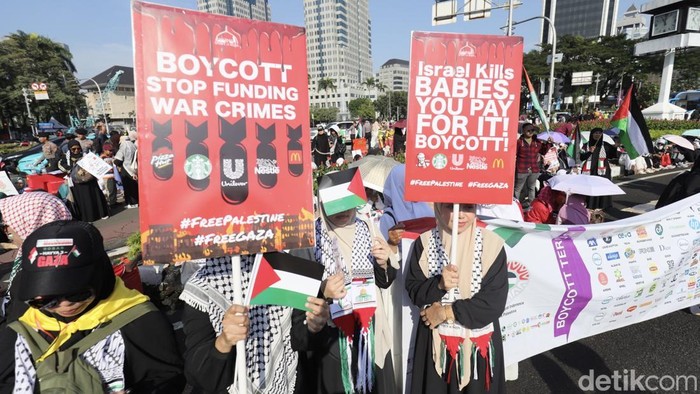 Aksi damai One Million Women For Gaza digelar di Patung Kuda, Jakarta. Perempuan Indonesia serukan solidaritas dan boikot produk pro-Israel.