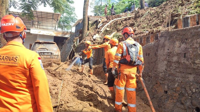Proses evakuasi korban longsor di Bogor (Sholihin/detikcom)