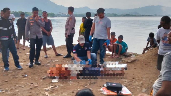 Proses evakuasi korban tenggelam di Lampung.
