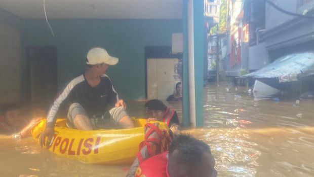 Proses evakuasi warga terdampak banjir di Kebon Pala, Jakarta Timur (Jaktim). (dok. istimewa)