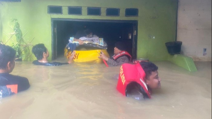 Proses evakuasi warga terdampak banjir di Kebon Pala, Jakarta Timur (Jaktim). (dok. istimewa)
