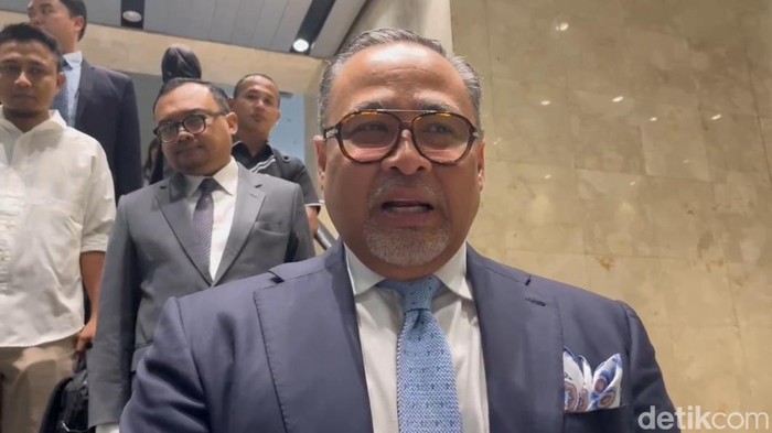 Raden Dato Mohammad Iman Hascarya Kusumo usai menjalani fit and proper test calon dubes RI untuk Kuala Lumpur di gedung DPR, Jakarta. (Adrial/detikcom)