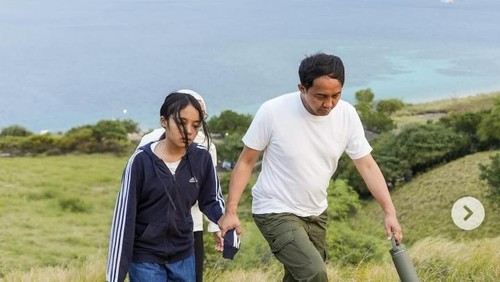 Momen Raja Juli Antoni bersama anak dan istrinya di TN Komodo yang dibagikan di Instagram.