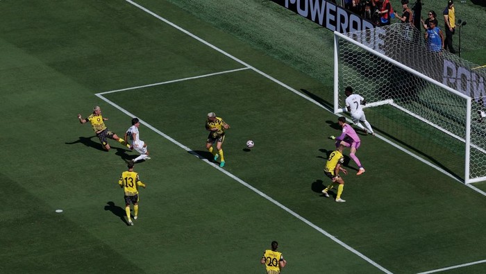 Soccer Football - FIFA Club World Cup - Quarter Final - Real Madrid v Borussia Dortmund - MetLife Stadium, East Rutherford, New Jersey, U.S. - July 5, 2025 Real Madrids Fran Garcia scores their second goal past Borussia Dortmunds Gregor Kobel REUTERS/Hannah Mckay
