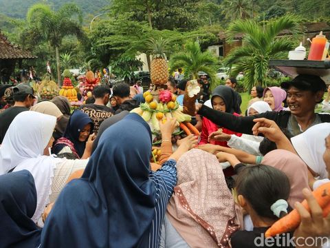 Rebutan gunungan di acara Rahtawu Culture Festival, Desa Rahtawu Kecamatan Gebog, Kudus, Minggu (6/7/2025).