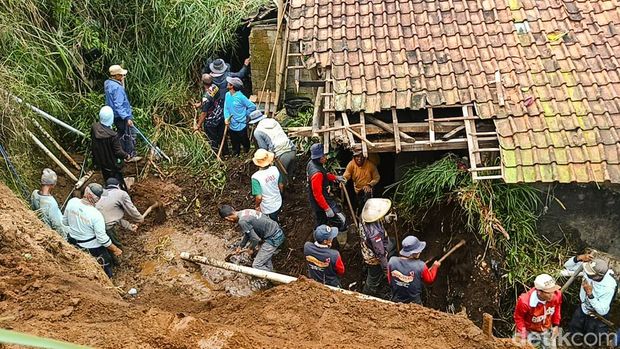 Rumah yang tertimbun longsor di Lembang, Kabupaten Bandung Barat.