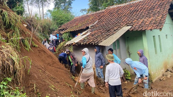 Rumah yang tertimbun longsor di Lembang, Kabupaten Bandung Barat.