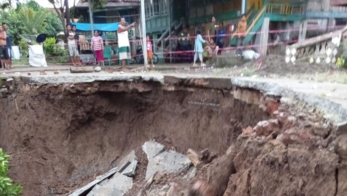 Saat tim BPBD Kabupaten Muba meninjau langsung lokasi longsor