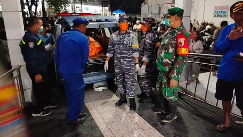 Petugas SAR Gabungan saat melakukan evakuasi satu jenazah diduga korban kapal tenggelam di perairan Selat Bali, Minggu (6/7/2025).