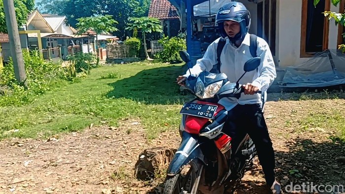 Saryono, guru di Sukabumi.