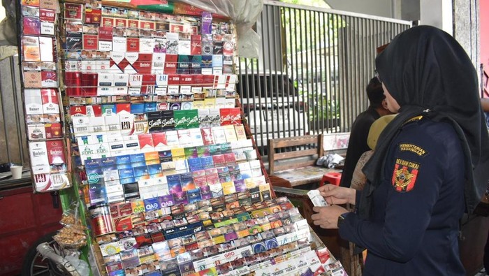 Satpol PP dan Bea Cukai Sidoarjo menyita sebanyak 981 bungkus rokok ilegal di Surabaya