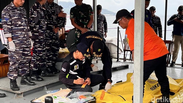 Satu jenazah mengapung ditemukan di Selat Bali diduga salah satu penumpang KMP Tunu Pratama Jaya yang belum ditemukan.