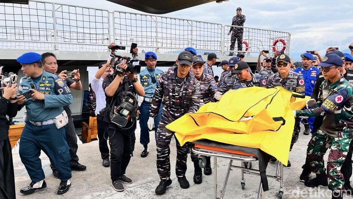 Satu jenazah mengapung ditemukan di Selat Bali diduga salah satu penumpang KMP Tunu Pratama Jaya yang belum ditemukan.