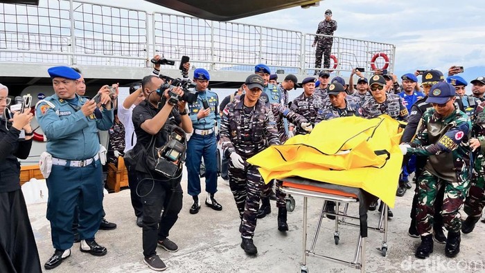 Satu jenazah mengapung ditemukan di Selat Bali diduga salah satu penumpang KMP Tunu Pratama Jaya yang belum ditemukan.