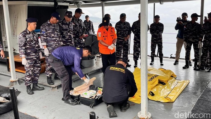 Satu jenazah mengapung ditemukan di Selat Bali diduga salah satu penumpang KMP Tunu Pratama Jaya yang belum ditemukan.