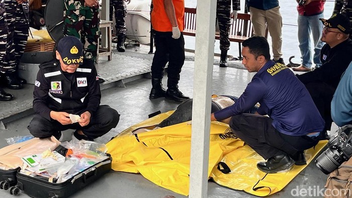 Satu jenazah mengapung ditemukan di Selat Bali diduga salah satu penumpang KMP Tunu Pratama Jaya yang belum ditemukan.
