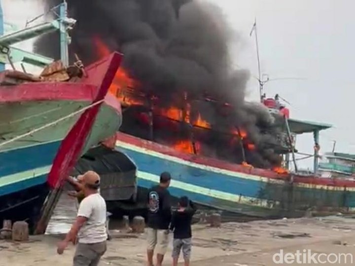 Satu unit kapal nelayan terbakar di Pelabuhan Perikanan Pantai Kota Tegal, Minggu (6/7/2025) sore.