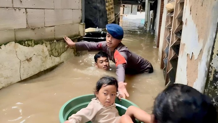 Banjir 1,7 Meter di Kebon Pala Jaktim, Polisi Evakuasi Balita Pakai Ember