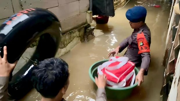 Satuan Brimob Polda Metro Jaya melalui Tim SAR Batalyon B Pelopor membantu mengevakusi 43 warga terdampak banjir di Kebon Pala. (Dok istimewa).