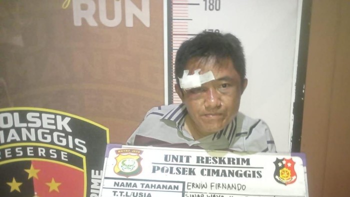 Seorang pelaku pencurian berinisial EF (35) menabrak korban hingga luka-luka di Leuwinanggung, Tapos, Depok