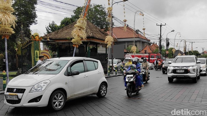 Suasana arus lalu lintas di depan Puri Ageng Mengwi, Kecamatan Mengwi, Badung, Bali, Minggu (6/7/2025). (Foto: Agus Eka/detikBali)