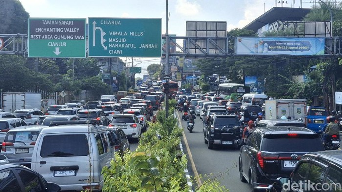 Suasana lalu lintas one way dari Jakarta menuju Puncak di Jl Raya Puncak, Bogor. (Sholihin/detikcom)