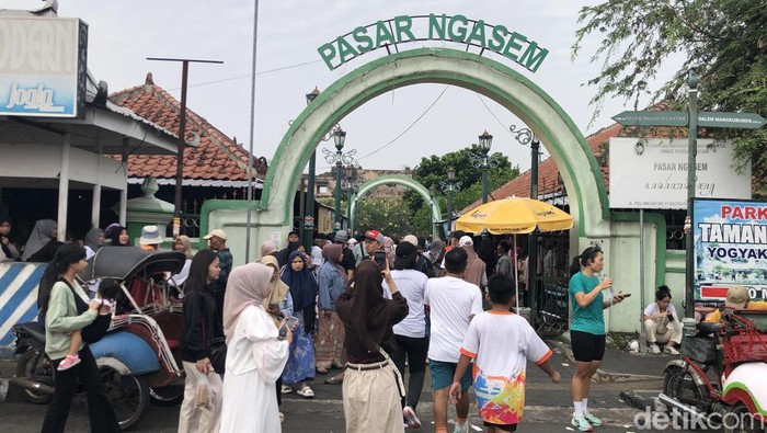 Potret wisatawan memenuhi Pasar Ngasem Jogja saat libur sekolah, Minggu (6/7/2025).
