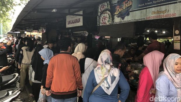 Wisatawan nampak berkeliling di Pasar Ngasem Jogja, Minggu (6/7/2025).