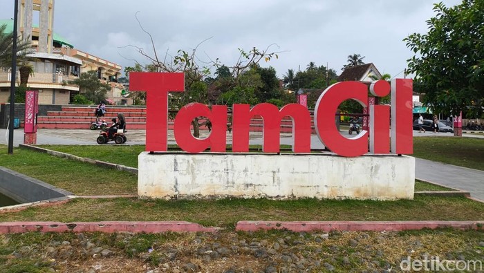 Taman Cilimus di Kabupaten Kuningan jadi area favorit untuk bersantai. Banyak aktivitas yang bisa dilakukan.