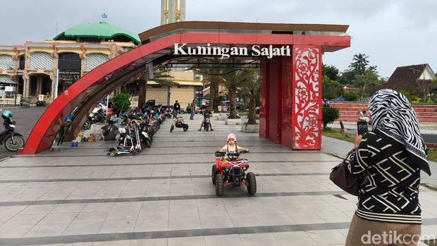 Taman Cilimus di Kabupaten Kuningan jadi area favorit untuk bersantai. Banyak aktivitas yang bisa dilakukan.
