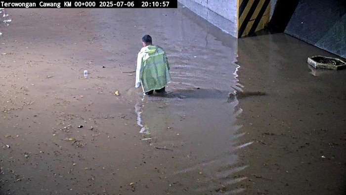 Terowongan Tol Wiyoto Wiyono digenangi air usai hujan deras di wilayah Jakarta. Lalu lintas yang masuk ke arah tol dialihkan. (Dok TMC Polda Metro Jaya).