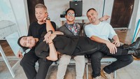 Kalau ini adalah momen The Dudas Minus One menelusuri DNA Desta. Mereka ke Solo dan main ke rumah almarhuk Kakek Desta yang merupakan seorang penulis cerita silat. Foto: dok. Instagram @24olik