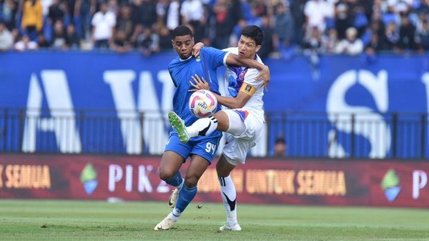 Uilliam Barros (biru) di laga Persib vs Port FC.