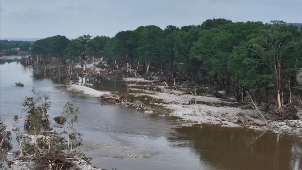 Pemandangan drone dari puing-puing pohon dan Sungai Guadalupe, setelah banjir bandang, di Ingram, Kerr County, Texas, AS, 5 Juli 2025. (REUTERS/Marco Bello)