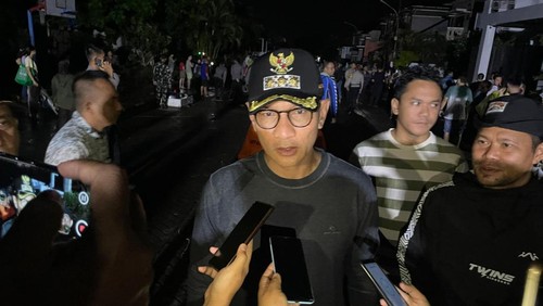 Wali Kota Mataram, Mohan Roliskana, mendatangi sejumlah titik banjir, Minggu malam (6/7/2025). (Nathea Citra/detikBali)