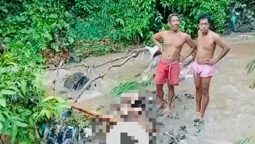 Warga mengevakuasi ibu dan anak yang tewas akibat terseret arus di Banjar Dinas Gambang, Desa Seraya, Karangasem, Minggu (6/7/2025). (Istimewa)