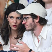 ‘Hard launch’ saat menonton laga Sonay Karta melawan Anastasia Pavlyuchenkova pada Minggu, (6/7/2025), keduanya kompak mengenakan mengenakan baju warna putih. Foto: Getty Images for Ralph Lauren/Karwai Tang